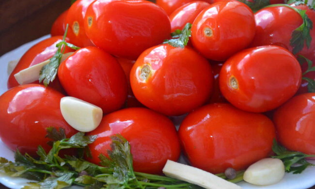 Їх закривають капроновою кришкою: рецепт маринованих помідорів по-єврейськи на зиму