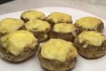 Запеченные грибы с сыром и сметаной, кадр с видео