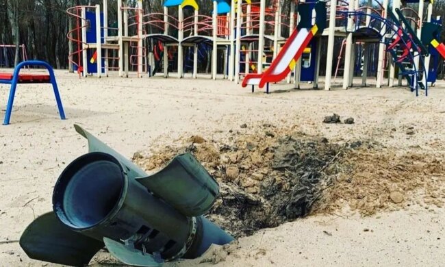Путінська ракета впала на дитячий майданчик. Фото