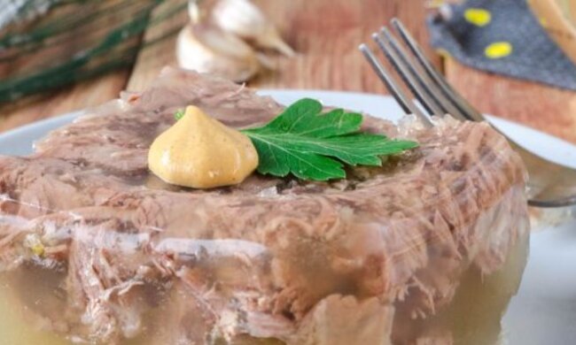 За новогодним столом это блюдо станет хитом: рецепт прозрачного и ароматного холодца из говяжьего языка