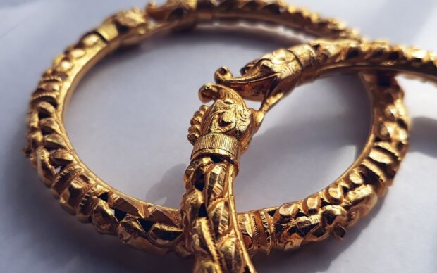 Вот это повезло мужику: обычный сантехник нашел золото, которое спрятали 2 тысячи лет назад