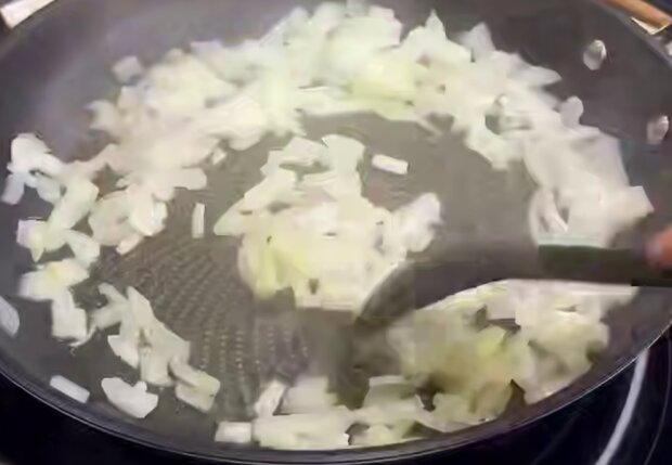 Картофельная запеканка с фаршем, кадр из видео