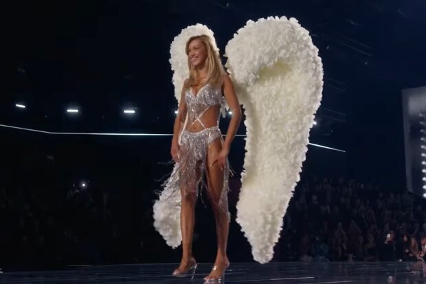 Белла Хадид, кадр с показа Victoria's Secret
