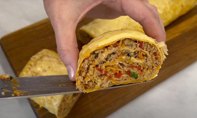 Мясной рулет из лаваша
