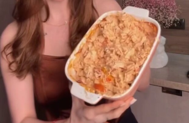 Запечённые макароны с курицей и овощами, кадр из видео