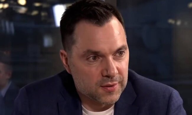 Арестович розповів, що відбувається за допомогою США для України