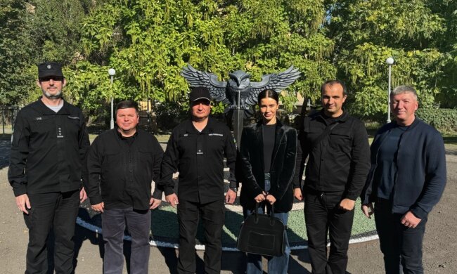 На Подоле установили памятный знак Департамента активных действий ГУР МОУ: символ разведки появился в сквере на Щекавицкой