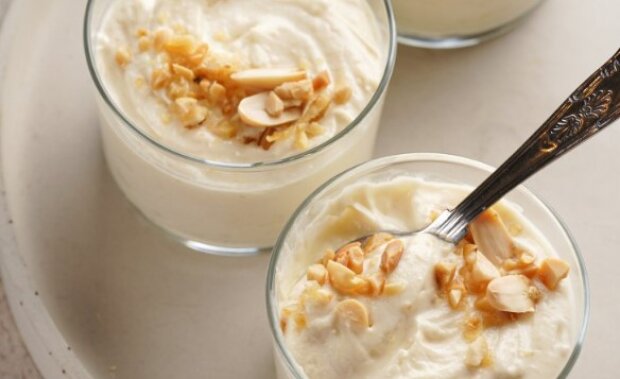 Верх блаженства: рецепт йогуртового десерту з вершками, медом та горіхами