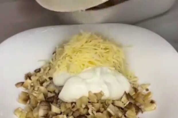 Запеченные грибы с сыром и сметаной, кадр с видео