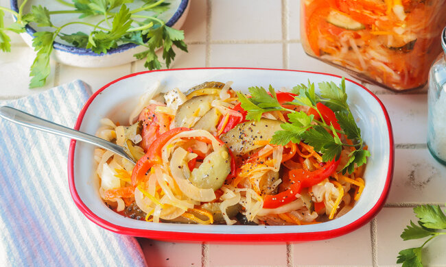 Ви готуватимете його кожні вихідні: рецепт соковитого закусочного салату "Під чарочку"