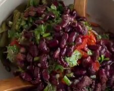 Салат со свеклой, кадр из видео