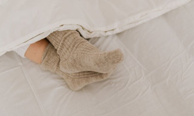 Не повторяйте эту ошибку: почему по ночам ни в коем случае нельзя спать в носках