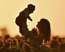 Какие выплаты положены одиноким матерям и как их получить