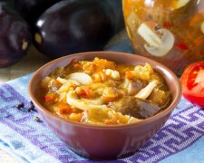 Попробовав один раз, вы будете готовить это постоянно: рецепт салата из баклажанов с грибами на зиму