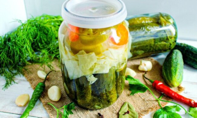 За раз відкриватимете по дві банки: рецепт маринованих огірків по-польськи на зиму