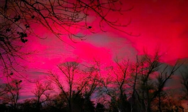 Небо в Україні почервоніло, фото: youtube.com