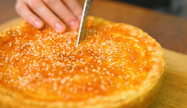 Рецепт быстрого лукового пирога из слоеного теста с сыром. Фото: YouTube