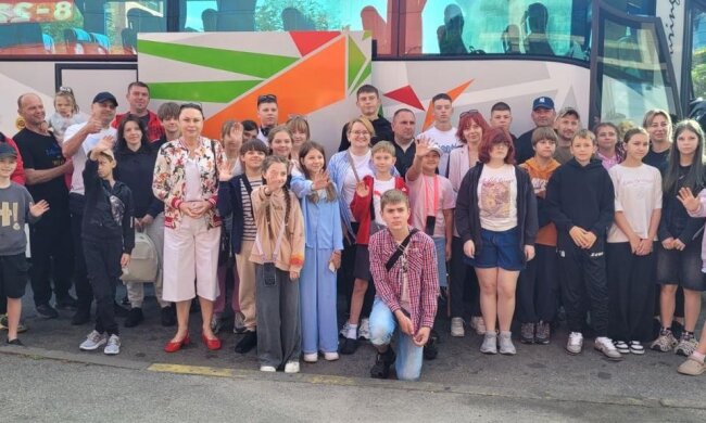 Сльози на пероні та закарпатське диво: як дітей українських героїв рятують від жахів війни