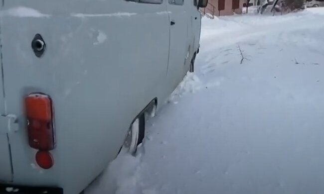Забуксовал в снегу: скрин с видео