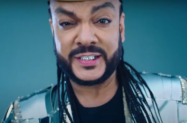 V Obnimku S Malchikom I V Dlinnoj Yubke Filipp Kirkorov Razveyal Vse Somneniya Po Povodu Svoej Orientacii Hajzer