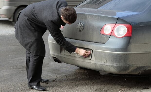 Водителей предупредили: в Украине повысили штрафы за грязные номера на машине