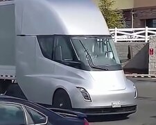 Схожий на прибульця: як виглядає всередині вантажівка Tesla. Відео
