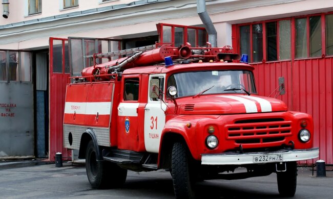 "Сидить на спині, п‘яний, як ніч": мережу насмішило відео з російським начальником пожежної служби