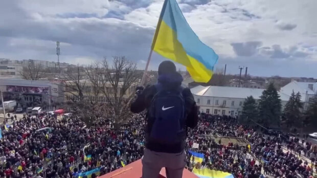 Под дулом автомата: как херсонцы прятали украинские флаги во время оккупации. Видео