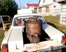 Идут в Европу: житель Беларуси переделал свою "Волгу" для работы на дровах. Фото