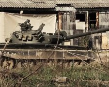 Россия срочно перебрасывает в Украину списанные танки без защиты. Видео