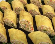 Осенью их захочет попробовать каждый: рецепт вкуснейших блинчиков с крабовыми палочками - о мясе вы забудете