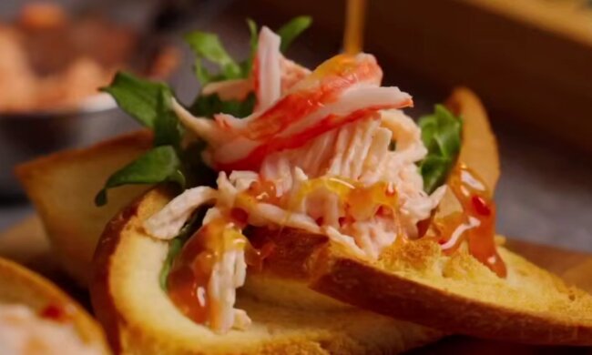 Закуска з крабовими паличками, кадр з відео