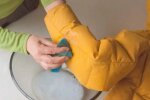 Как отстирать рукава и карманы пуховика, чтобы не стирать куртку целиком, фото: youtube.com