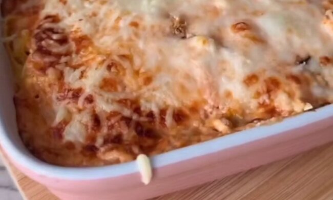 Запечені макарони з куркою та овочами, кадр з відео