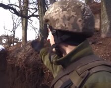 Военный ВСУ на Донбассе. Фото: скриншот YouTube-видео