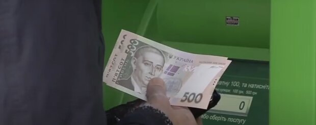 Банкомат ПриватБанка. Фото: скриншот YouTubе
