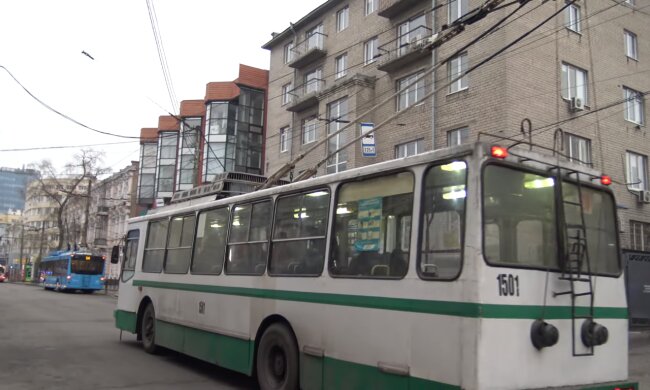 Людина-павук: черкаський безбілетник розсмішив мережу, залишаючи тролейбус через кватирку. Відео
