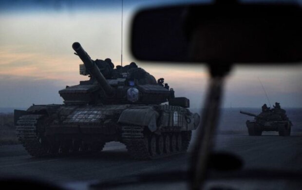 Россия срочно сгоняет технику к границам Украины. Спутниковые фото