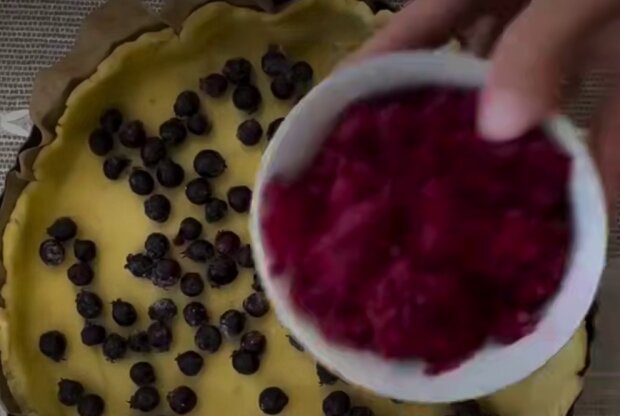 Ягідний пиріг з сирною заливкою, кадр з відео