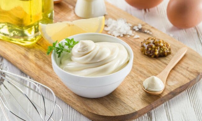 Чтобы не отравиться на праздники: при какой температуре нужно хранить майонез, чтобы он не превратился в яд