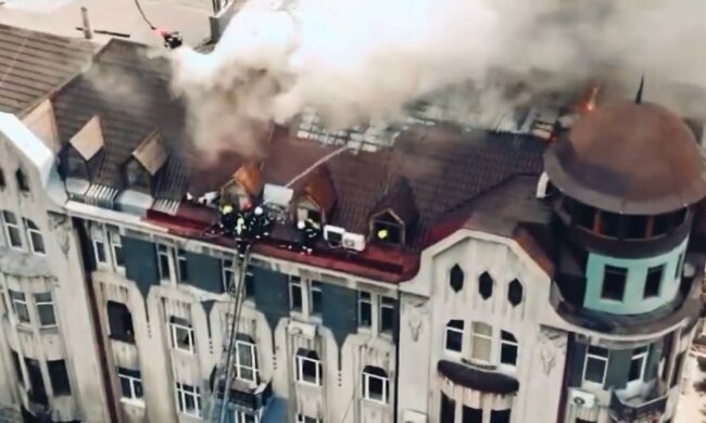 Полум'я до небес: в Одесі палає історична багатоповерхівка