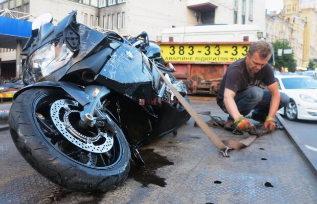 У Києві відомий тренер на мотоциклі розбився об таксі. Момент потрапив на відео