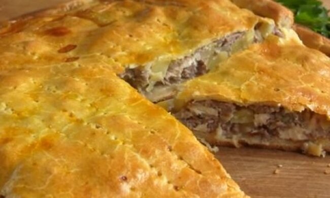 На другий день не залишиться і крихти: рецепт швидкого пирога з м'ясним фаршем, куркою та картоплею