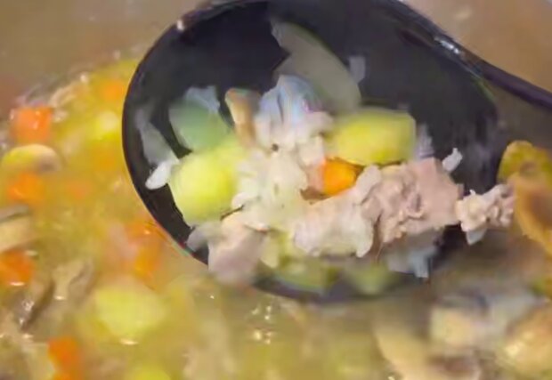 Куриный суп с грибами и рисом, кадр из видео