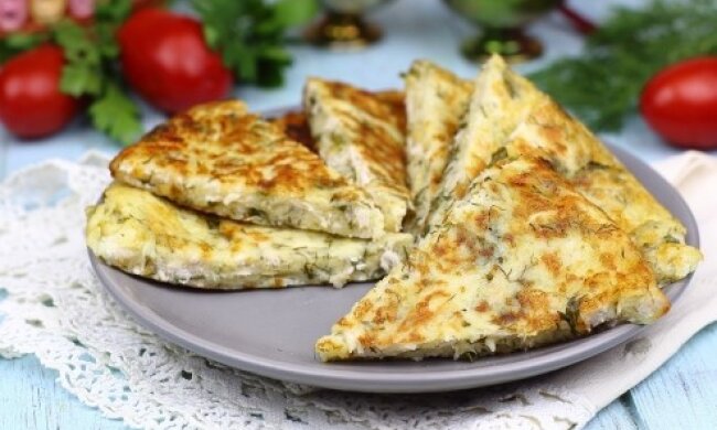 Готується всього 15 хвилин, а насолоджуватися будете весь вечір: рецепт швидкого млинця з куркою та сиром
