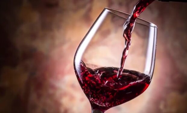 Діставайте келихи: лікарі назвали вино, що лікує жіноче здоров'я