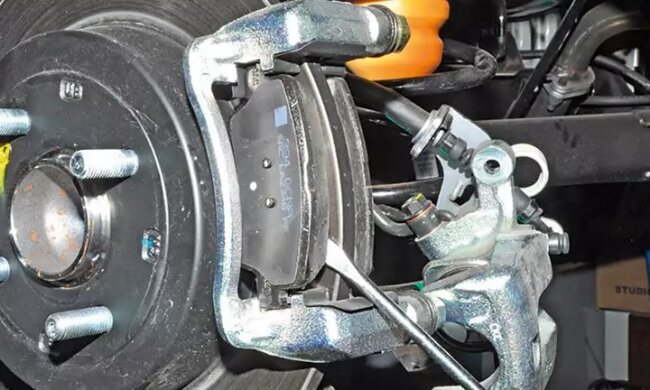 Щоб не розбитися на трасі: 5 ознак того, що настав час міняти гальмівні колодки