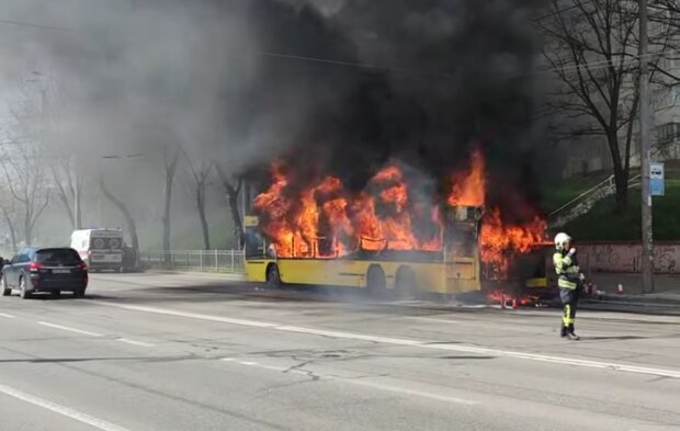 Люди оказались в ловушке. Под Киевом автобус с пассажирами загорелся на ходу
