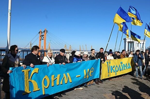 Россиян в Крыму уже предупреждают, что пора уезжать домой: фото мощной акции
