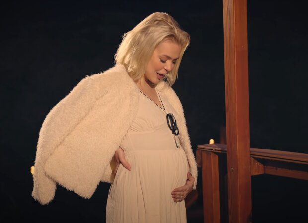 Аліна Гросу, кадр з кліпу на пісню "Жити на повну"